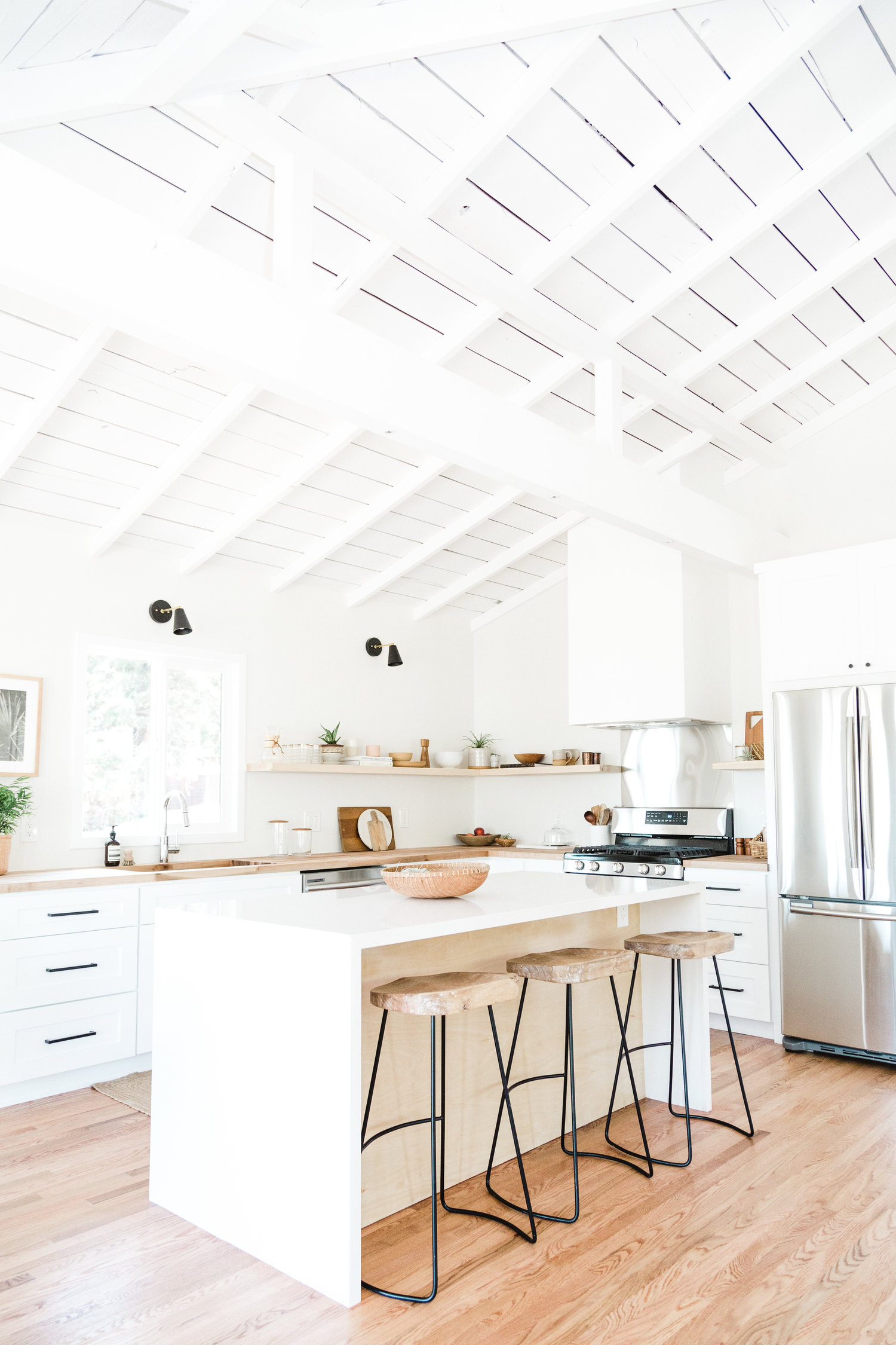 gebouw Uitpakken Zeker Zo creëer je een stoere toon in een witte keuken | HomeDeco.nl