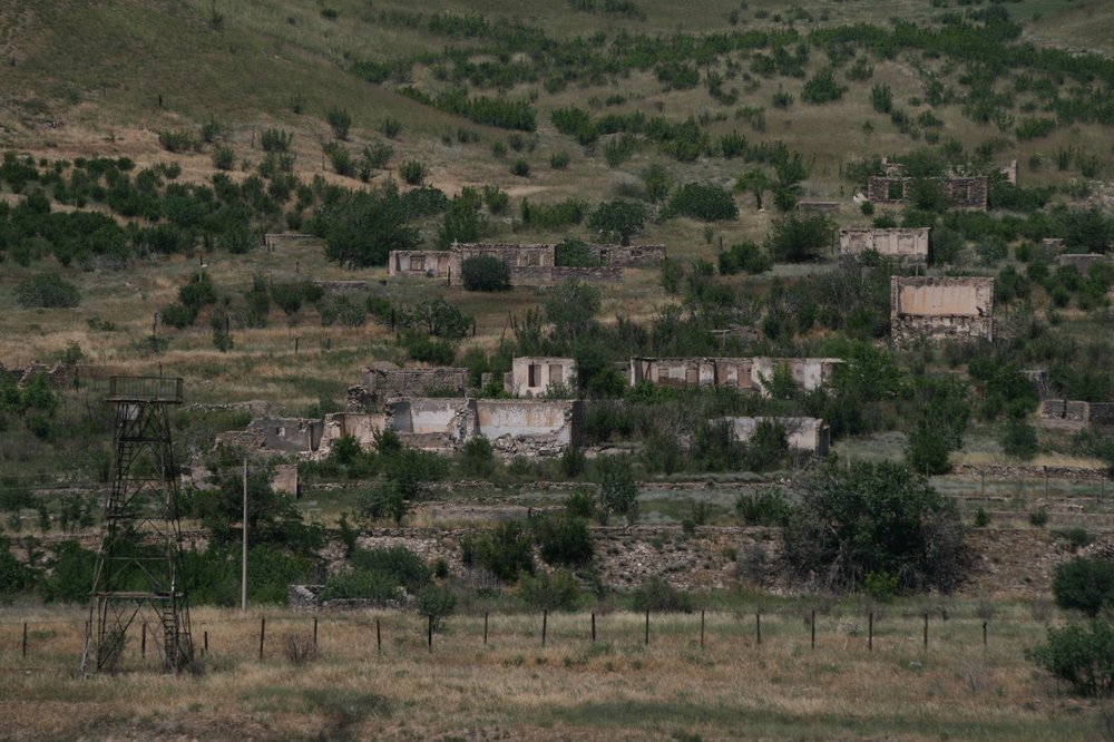 Карабах с иранского берега Аракса. Брошенная советская погранзастава и разрушенное азербайджанское село.