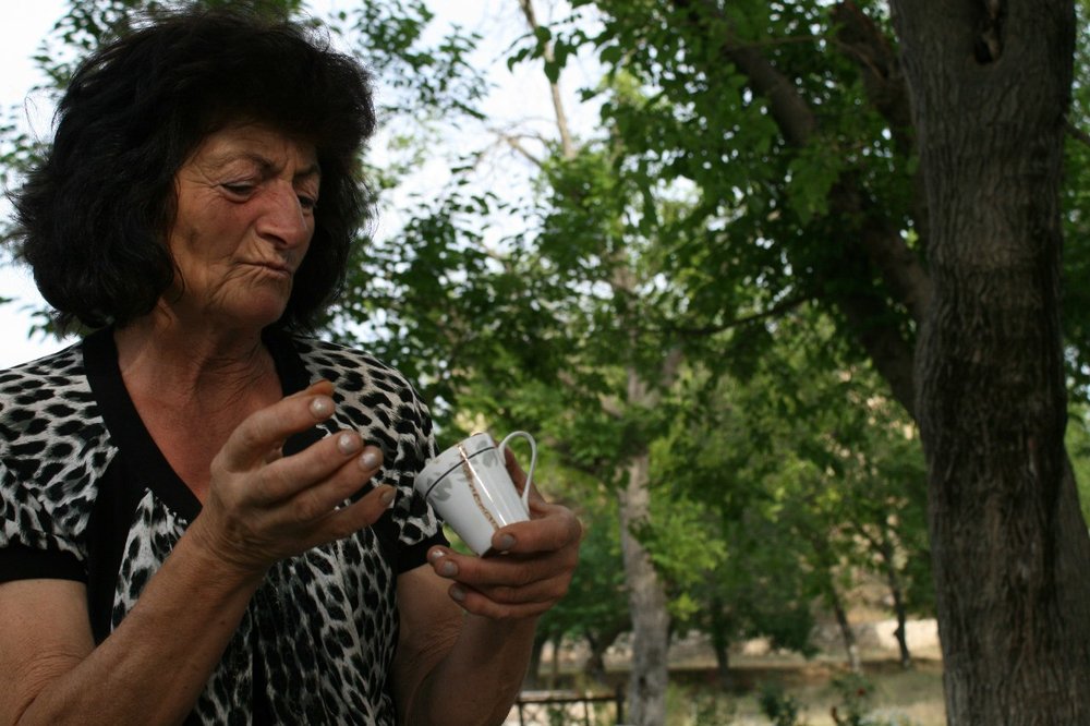 Дорога в Агдам. Тётя Гоар. В войну была старшим санинструктором, а сейчас работает в маленьком буфете при музее в Тигранакерте. Здесь она гадает на кофейной гуще.