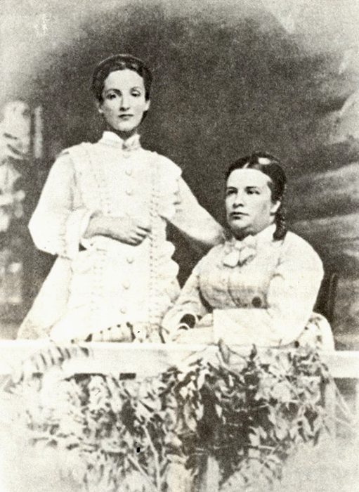 Две Камиллы. Бабушка и мать Камиллы Матвеевны Таманян (Эдвардс). Камилла Альбертовна Бенуа со своей старшей дочерью 1875 г.