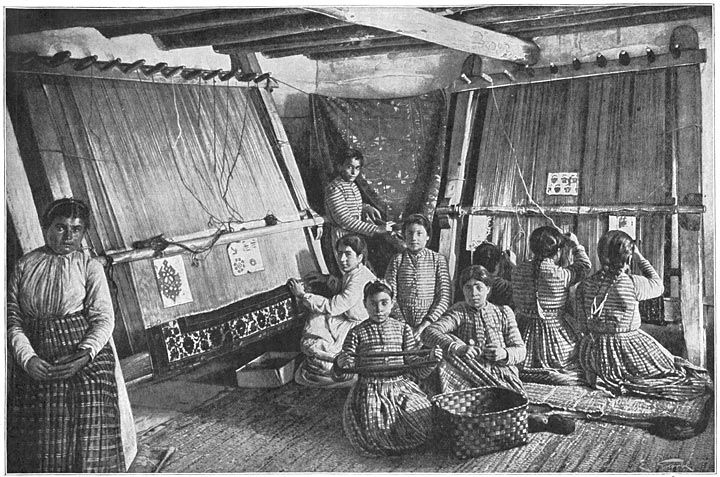 Девочки-армянки, ткущие ковры в ковроткацкой мастерской. Ван, Западная Армения, 1907 год ǁ wikipedia.org