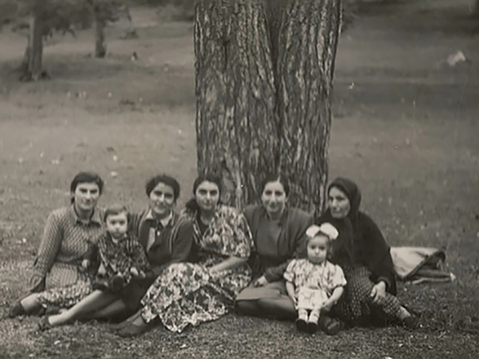 Первая справа сидит прабабушка Анна, рядом — бабушка и маленькая мама Анаиды Галустян. Из личного архива