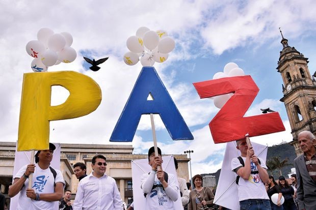  Protesters in favour of the Peace Agreement between the Colombian government and the FARC 