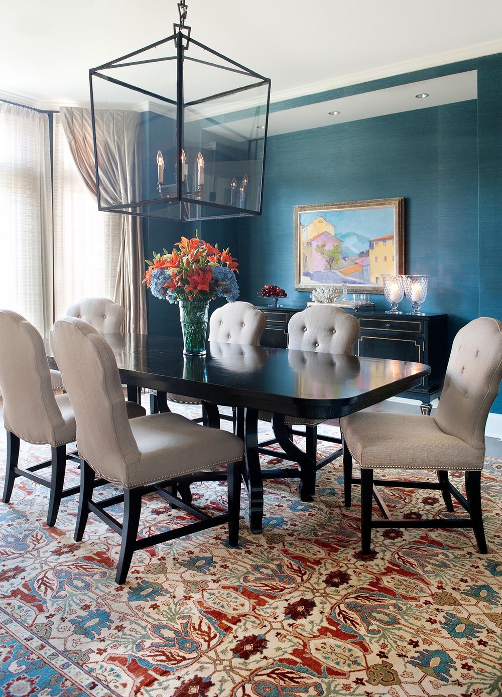 Peacock blue grasscloth wall in a classic dining room. Come see more interior design inspiration from Elizabeth Drake. Photo by Werner Straube. #interiordesign #classicdesign #traditionaldecor #housetour #elizabethdrake