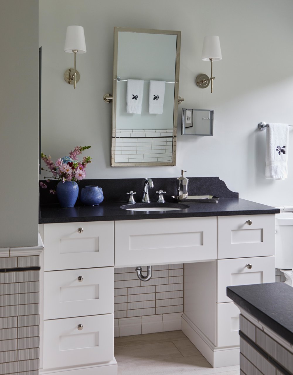 Classic and coastal white bathroom. Come see more interior design inspiration from Elizabeth Drake. Photo by Werner Straube. #interiordesign #classicdesign #traditionaldecor #housetour #elizabethdrake