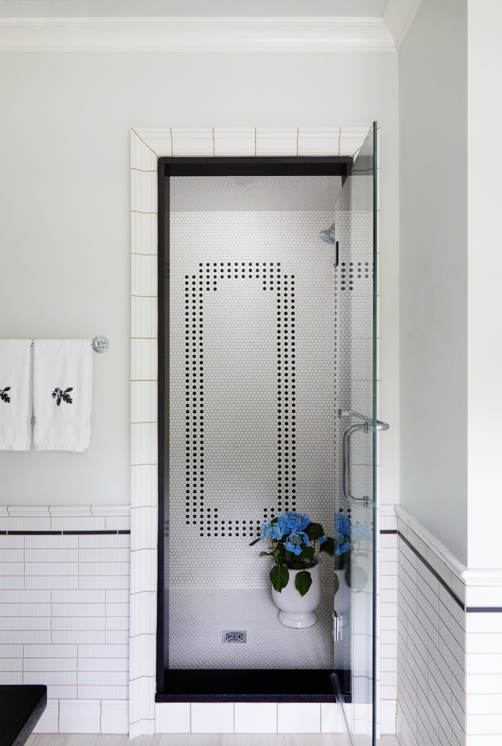 Classic black and whtie bathroom with walk in shower. Come see more interior design inspiration from Elizabeth Drake. Photo by Werner Straube. #interiordesign #classicdesign #traditionaldecor #housetour #elizabethdrake