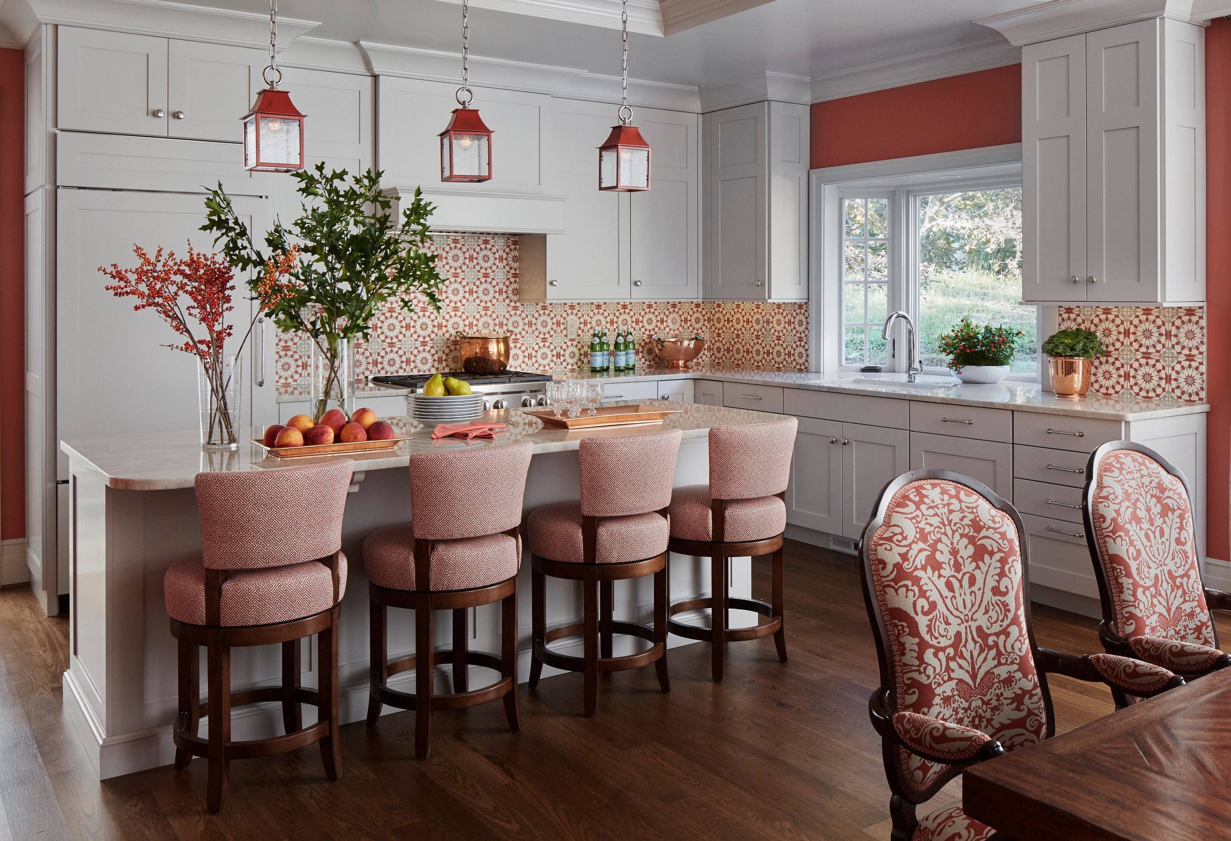 Coral accents in a beautiful classic kitchen. Come see more interior design inspiration from Elizabeth Drake. Photo by Werner Straube. #interiordesign #classicdesign #traditionaldecor #housetour #elizabethdrake