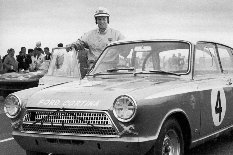 THE SENSATIONAL RESULT AT THE MARLBORO 12HRS WAS ALAN’S FIRST BIG BREAK AND AT THE AGE OF 27 HE FELT DRIVEN TO GO IT ALONE AND SET UP ALAN MANN RACING, WHICH OPENED AT THE BEGINNING OF 1964.