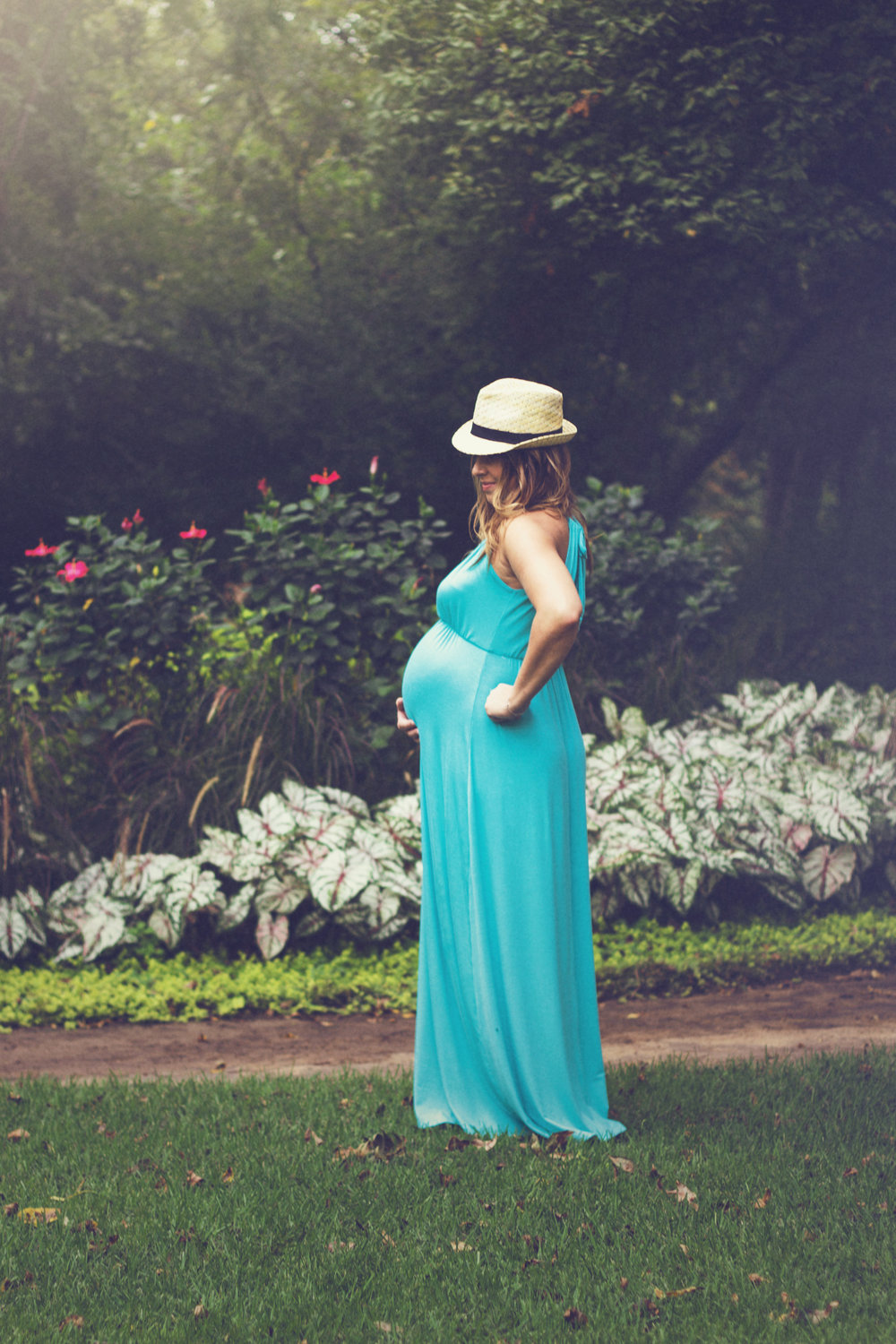 Beautiful Maternity session taken at the Grapevine Botanical Gardens 
