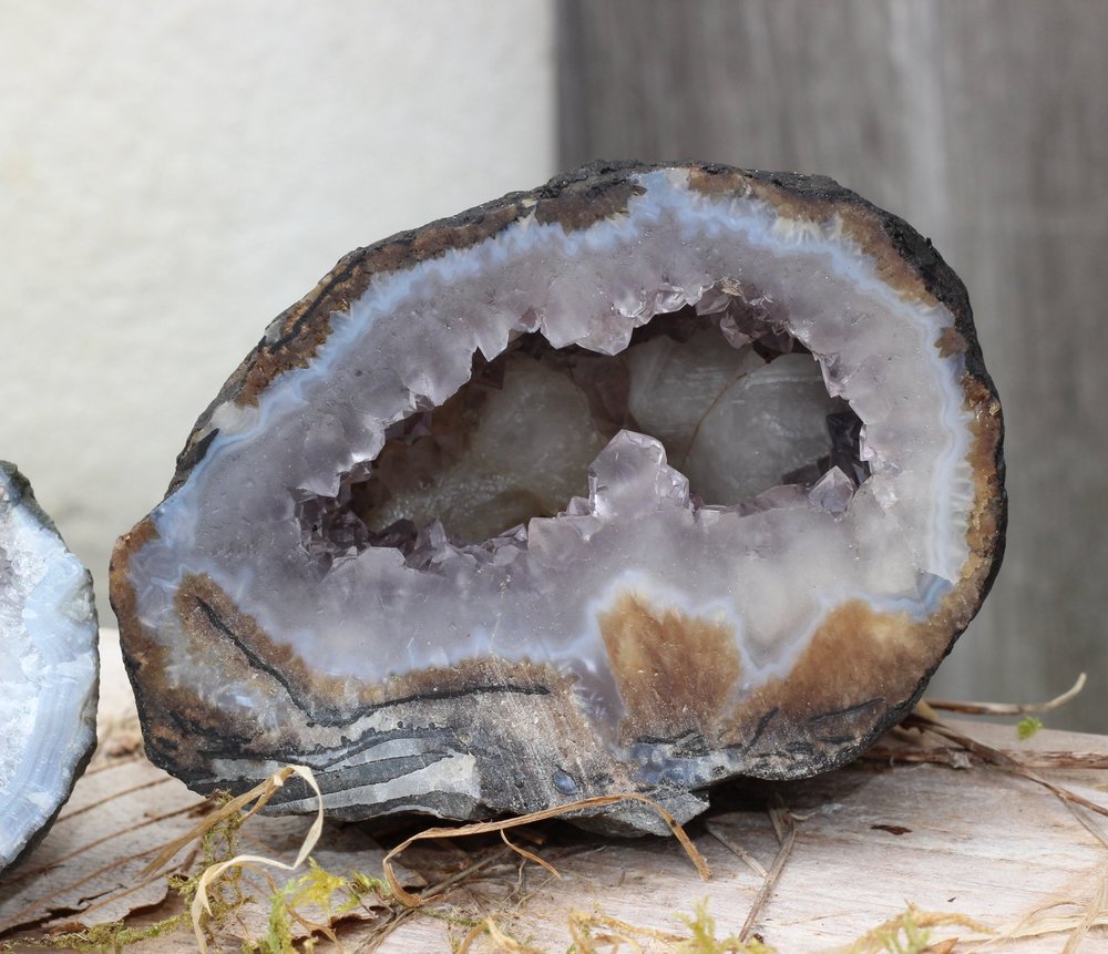 This geode from Haida Gwaii has an empty core and its inner layer is covered with small amethyst crystals.&nbsp;