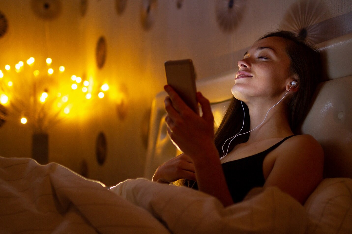 woman listening to music in her roomo