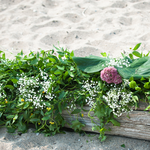  Incorporating some driftwood found on the beach into a beautiful floral installation 