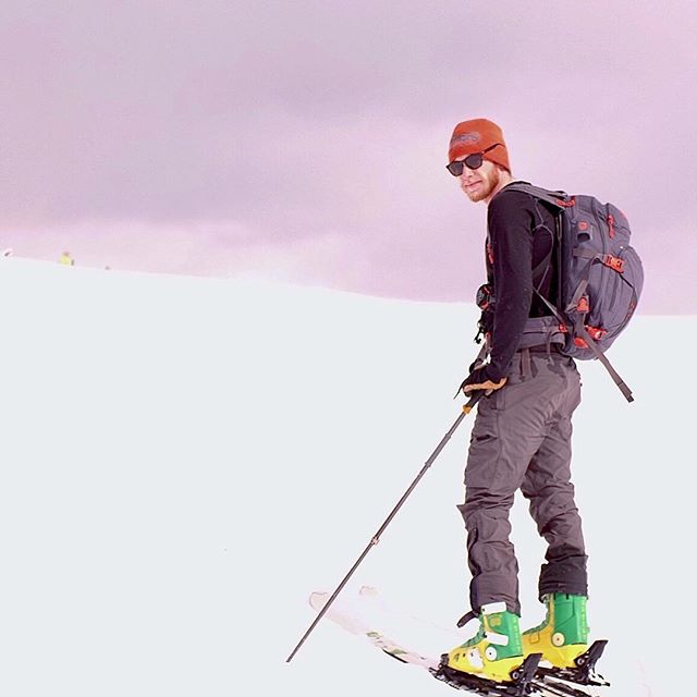 Purple sky, fresh powder... Skiing uphill 2 hours so you can ski downhill 15 minutes. 📷 @tothemoonanbck #backcountryski #chiltonskis
#hyalitecanyon