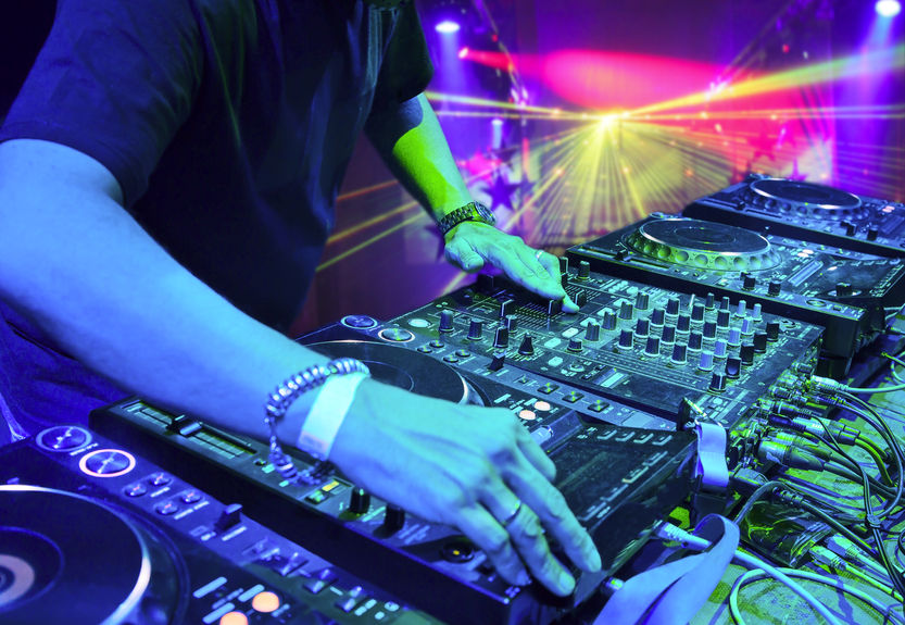 How to DJ in a Nightclub | Learning to DJ in a Nightclub