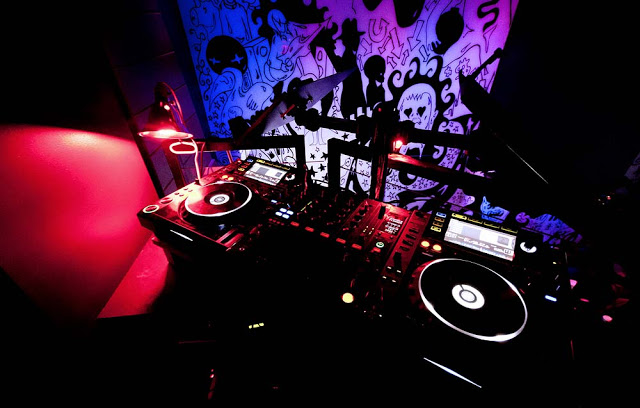 The DJ mixer as seen at FOMO in November 2010, shot by Dennis Marciniak