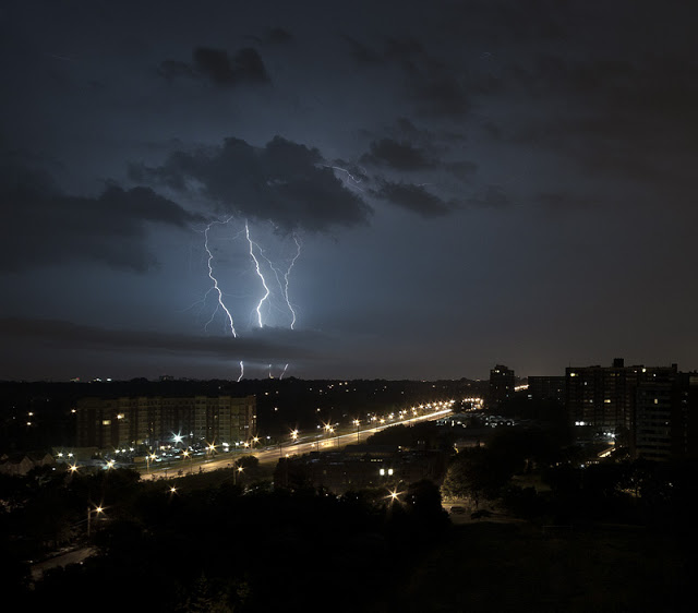 A lightning strike in Toronto's etobicoke area in the west end