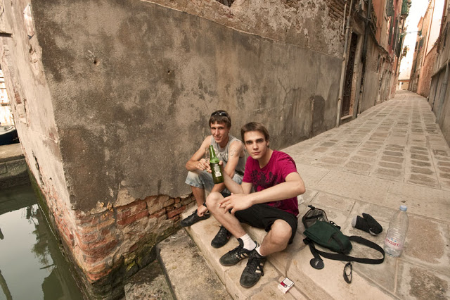 Dennis Marciniak & Nikola Karovic enjoying a beer in Venice