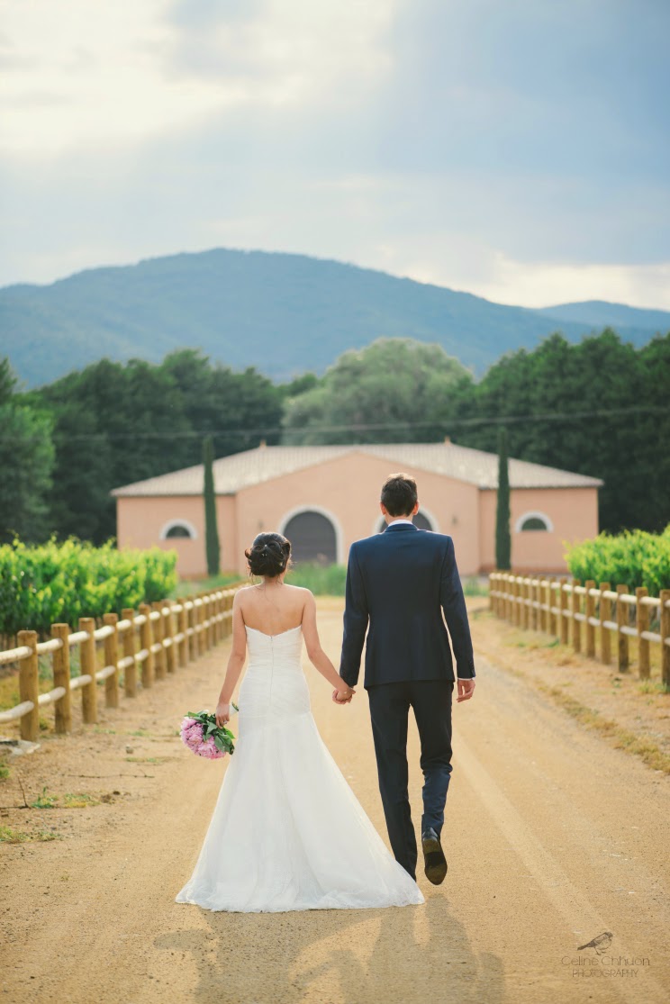 couple marie dans les vignes