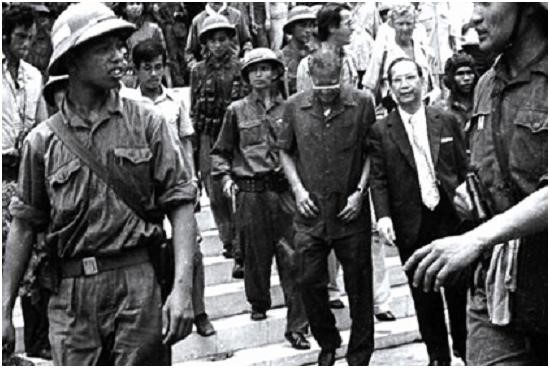 Nguồn internet: Việt Cộng dẫn giải Dương Văn Minh, Vũ Văn Mẫu ngày 30 tháng 4/1975