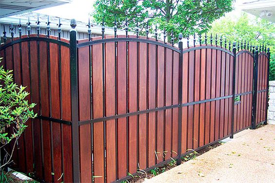 деревянный и черный железный забор