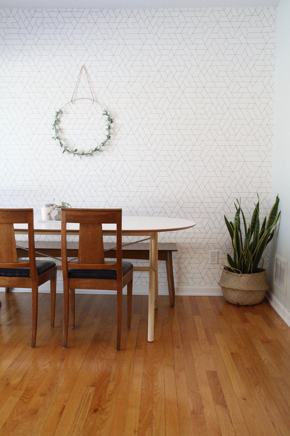 IKEA SLAHULT Dining table with graphic wallpaper and midcentury chairs