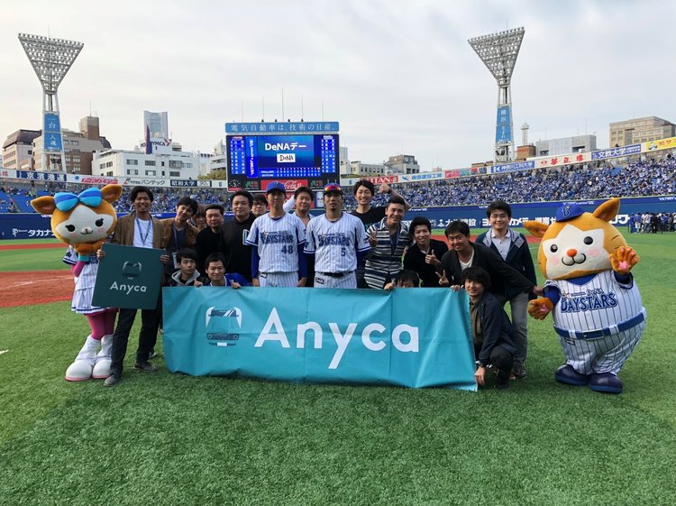  Anycaのコミュニティリーダー、運営メンバーと京山選手(左)と倉本選手(右) 