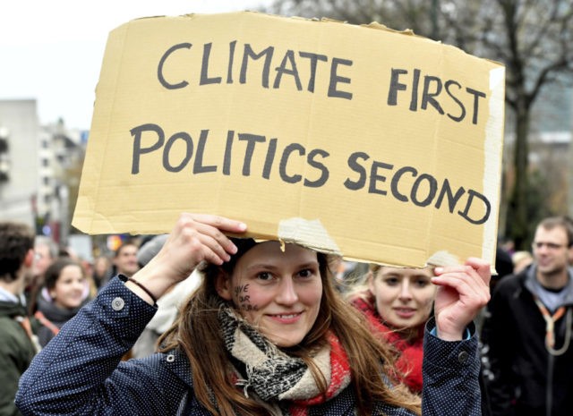 cb4b68_belgium-climate-55123-demonstrator-detém-placard-reads-clima-política-640x465.jpg