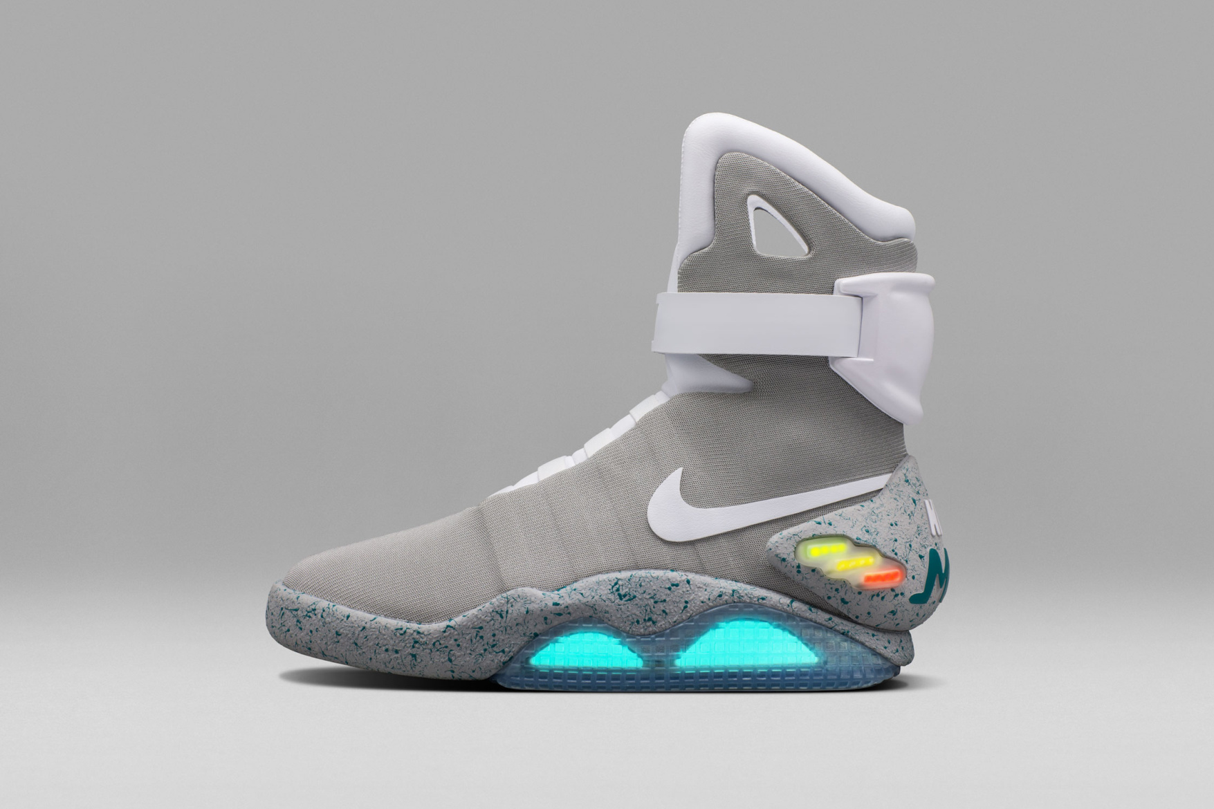 The Ultimate: You Can Finally Nab a Pair of Self-Lacing Nike Air Mags ...