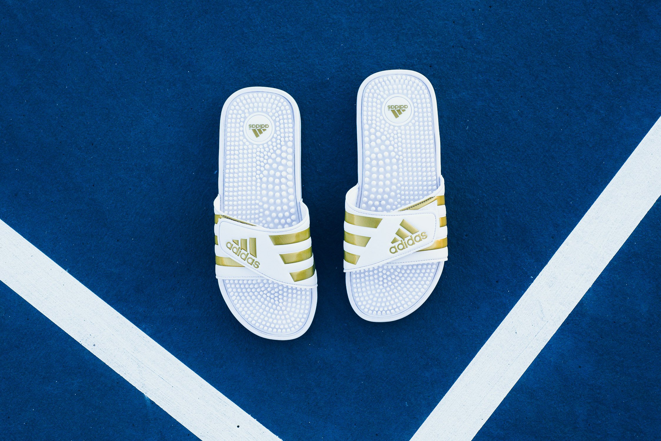 adidas Adissage Slides in White/Gold 