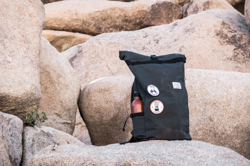 unsettle-co-lifestyle-blog-spaces-joshua-tree-national-park-slate-gray-commuter-rolltop-backpack-lifestyle