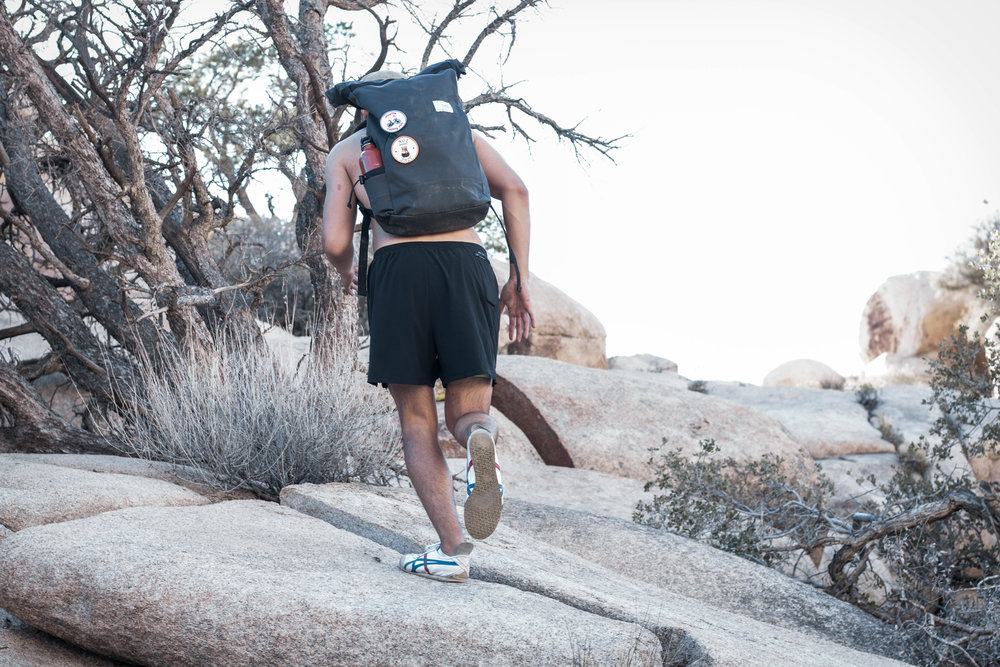 unsettle-co-lifestyle-blog-spaces-joshua-tree-national-park-slate-gray-commuter-rolltop-backpack-action
