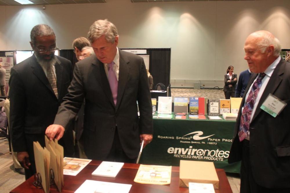 BFSI in the USDA BioPreferred Pavilion sponsored by Office Depot Max at the OBIC BioProducts Show at Ohio State University. Left to Right: Assistant Secretary for Administration Dr. Gregory Parham, Secretary of Agriculture Tom Vilsack examining certified file folders from Smead Manufacturing and Director of the BioPreferred Program Ron Buckhalt. BFSI’s other partner’s booth, Roaring Spring, is also pictured in the background and with their products on display. 