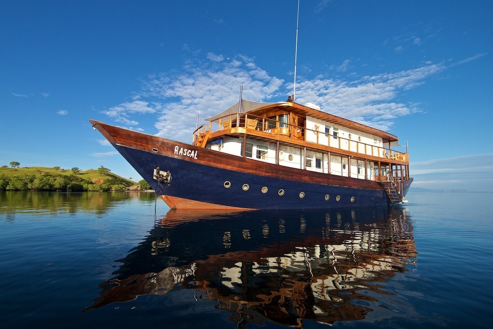 luxury yacht charter indonesia