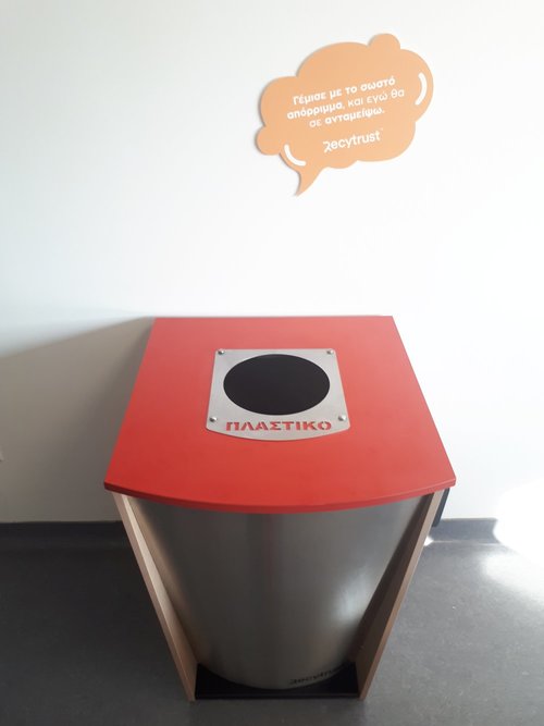  Recystrust has developed a smart recycling bin that is already being tested in City Hall and public schools. 