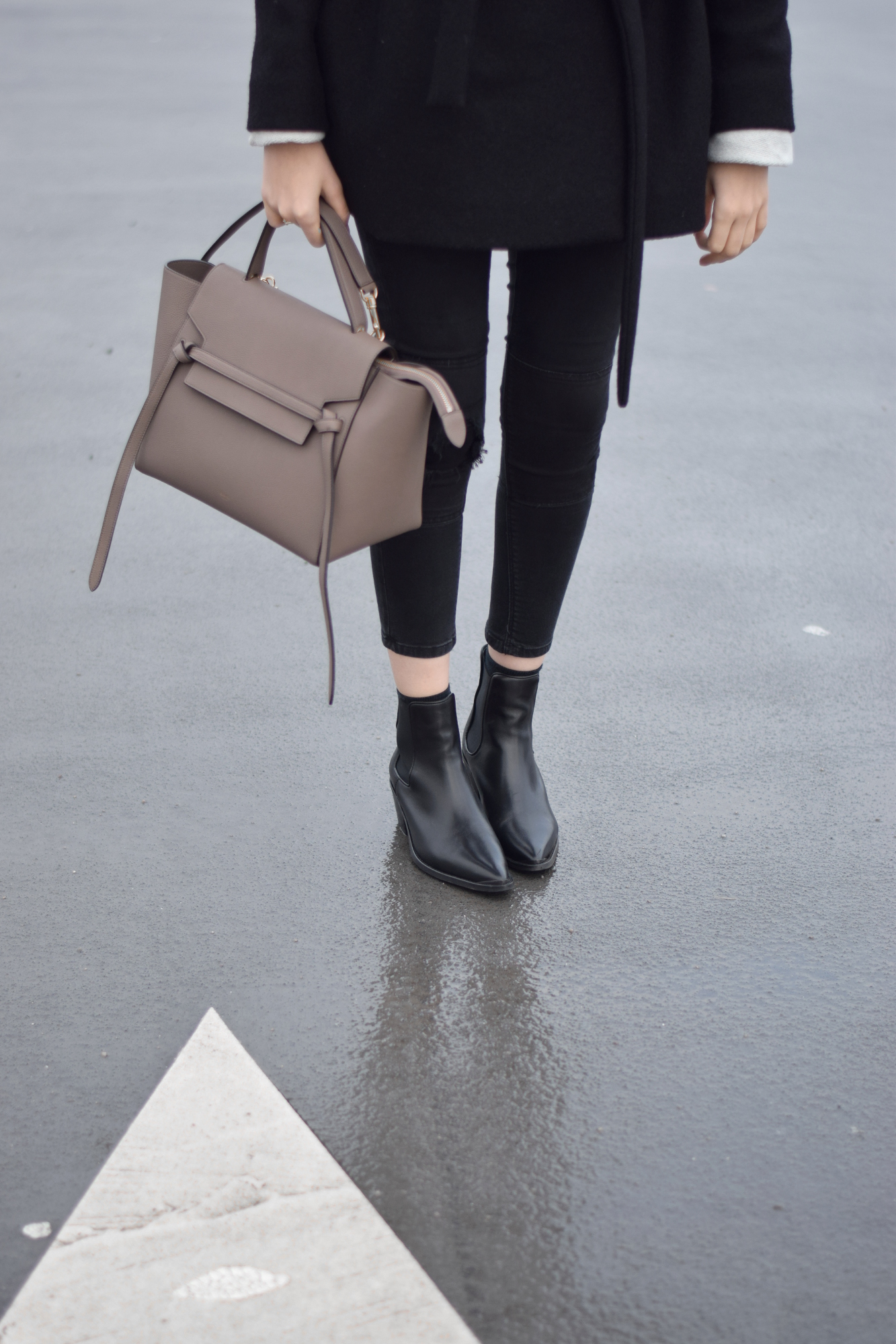Black chelsea boots blogger