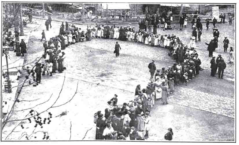 Mujeres haciendo cola ante una carbonería de Barcelona