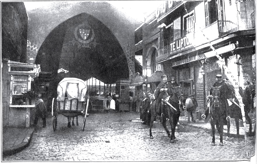 Un destacamento de la Guardia Civil custodia la entrada del mercado de La Boquería