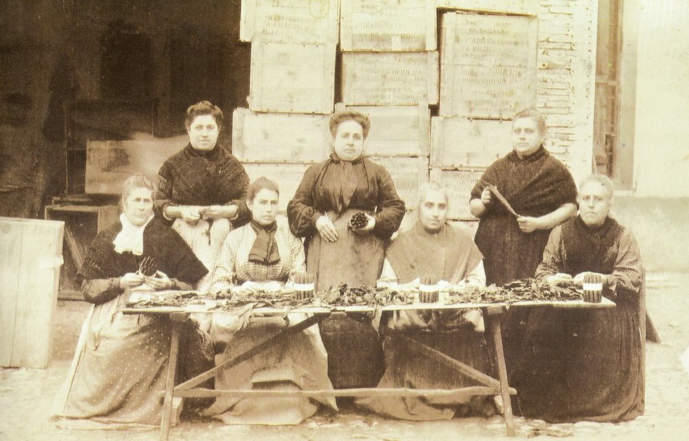 Fotografía de un grupo de cigarreras (1905)