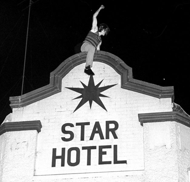 Un cliente del Star Hotel se sube a lo alto del edificio durante los incidentes