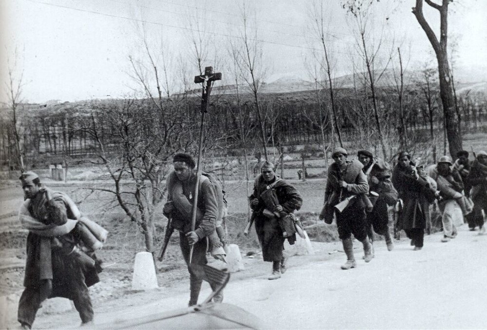 Una columna de requetés fascistas cargando con la cruz