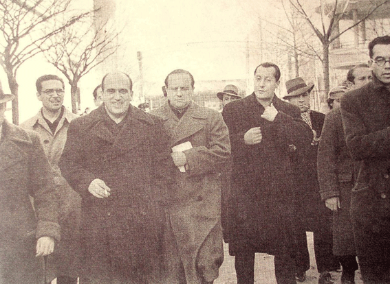 Ansaldo, a la izquierda (calvo y con abrigo oscuro), junto a José Antonio Primo de Rivera por las calles de Madrid