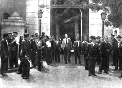 El público a las puertas del Juzgado durante el juicio por la muerte de la joven (Mundo Gráfico, 22 de agosto de 1934)