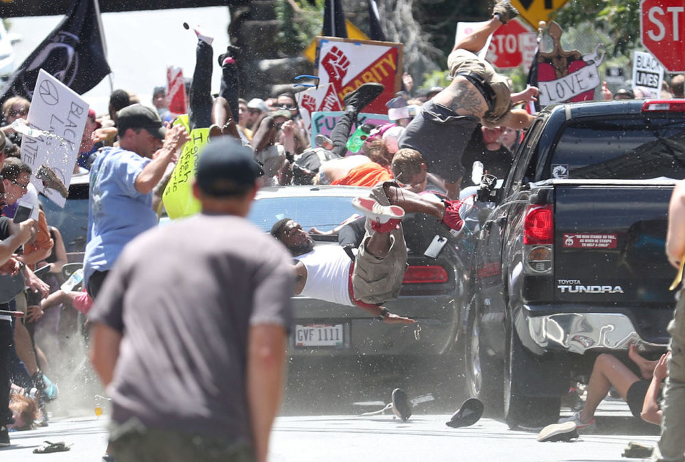 La imagen que dio la vuleta al mundo. Un racista atropella a una multitud de manifestantes en Charlottesville. Fotografía: Ryan M. Kelly
