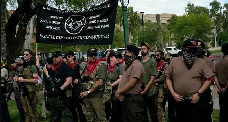 John Brown Gun Club de Phoenix montando guardia en una manifestación antifascista