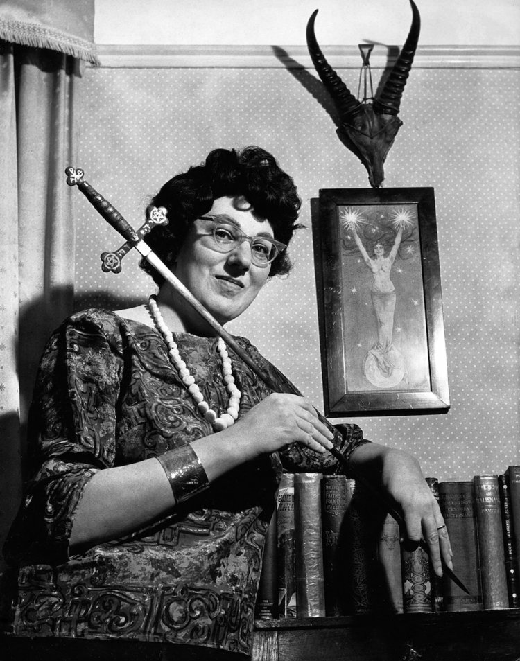 Doreen Valiente con una daga ritual. Foto:&nbsp;Brighton Museums