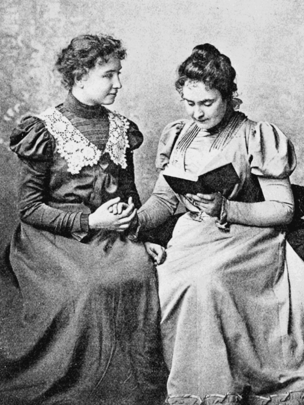  Helen Keller in 1899 with Anne Sullivan. Photo taken by Alexander Graham Bell at his School of Vocal Physiology and Mechanics of Speech. 