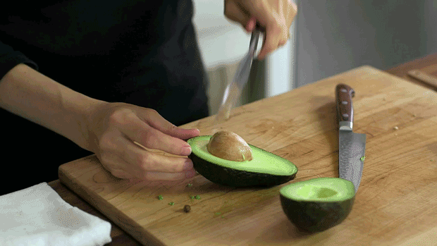  Cut the avocado in half lengthwise and use a large knife to chop halfway into the seed.&nbsp; Twist the seed free and discard. 