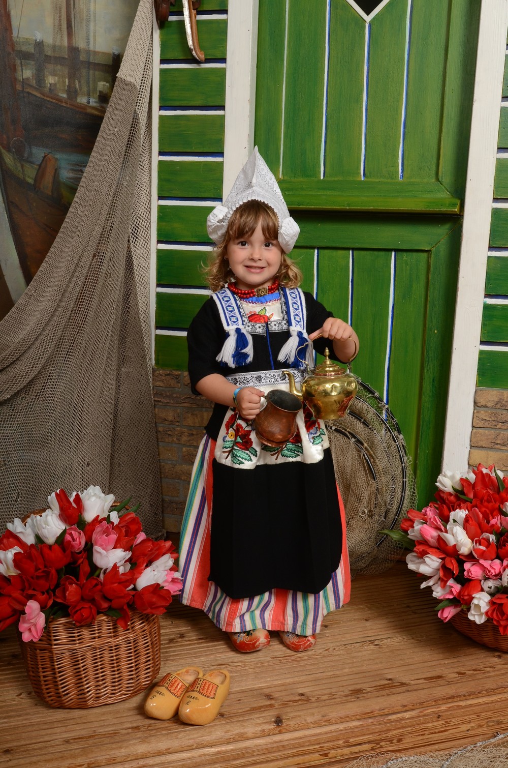 children in Volendam costume | must have photo — Fotograaf Zwarthoed