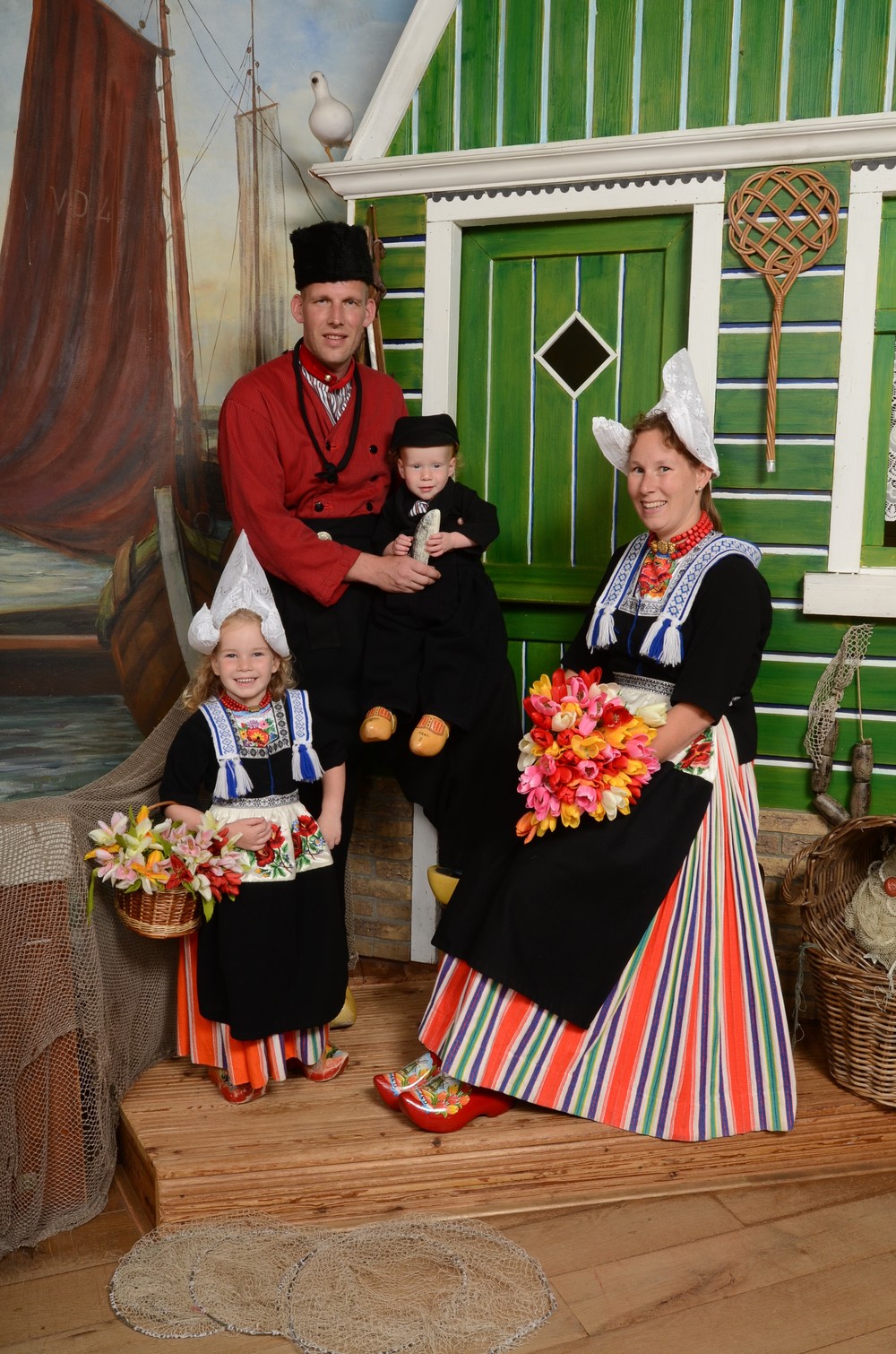 Family and friends in Volendam costume | photo — Fotograaf Zwarthoed