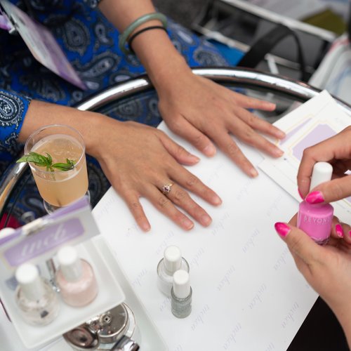 Holiday gift guide - Pampering at home with a mobile nail salon